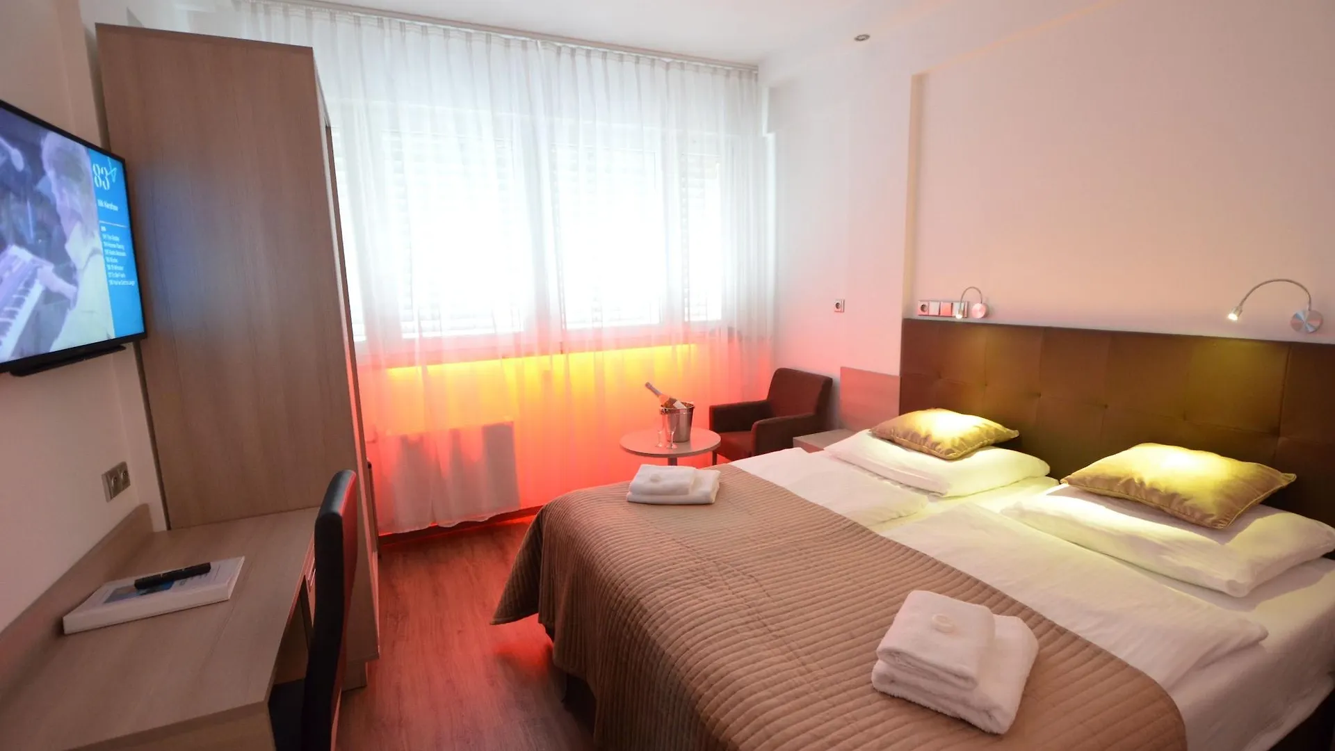 ***  Hotel Aura Design & Garden Pool Prága Csehország