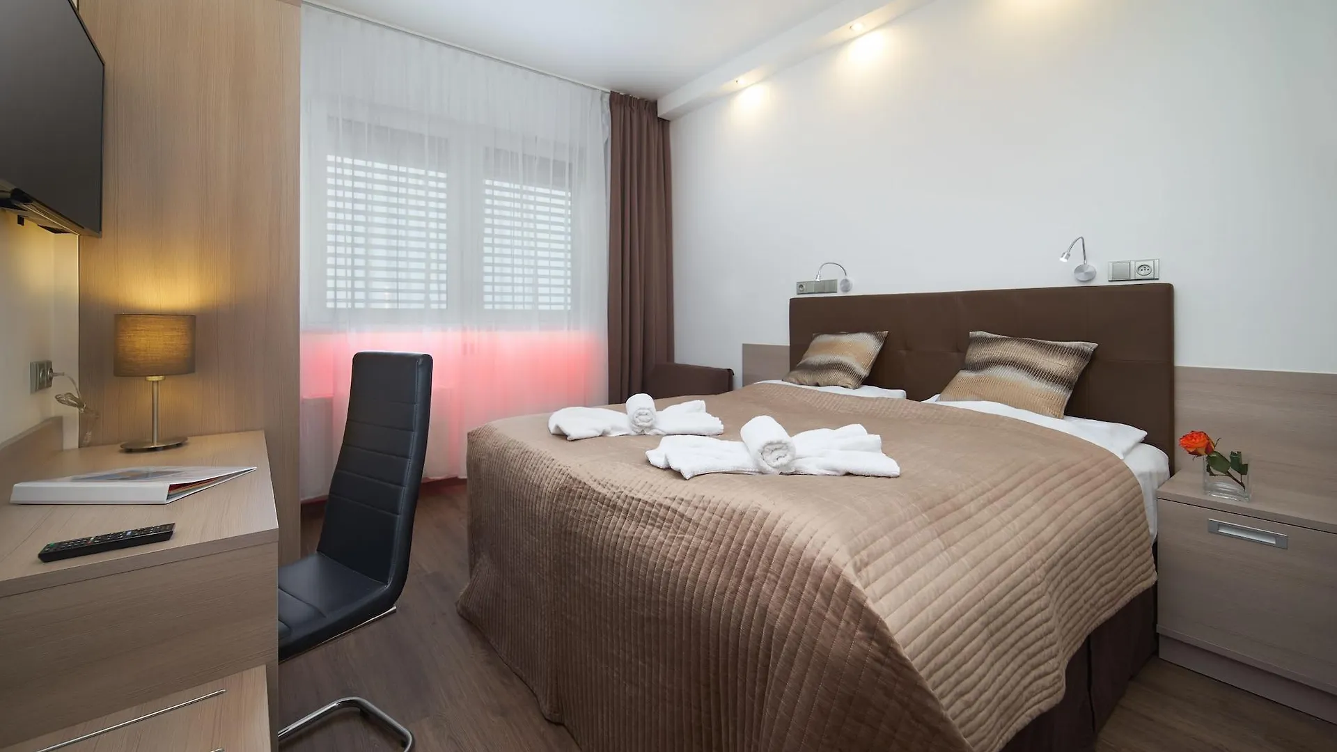Hotel Aura Design & Garden Pool Prague